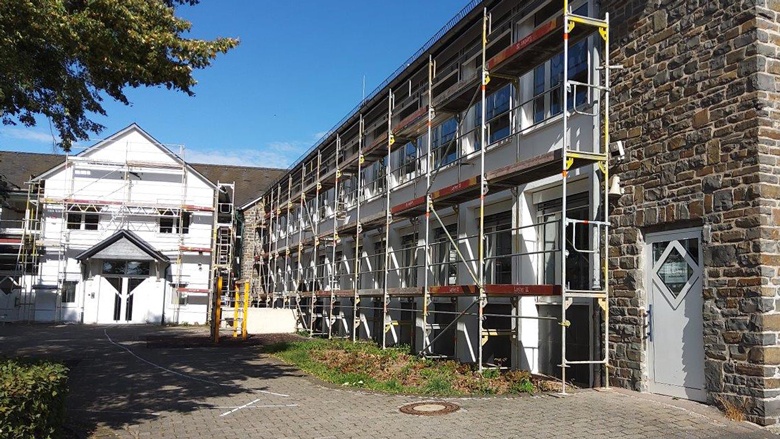 Erneuerung des Außenanstrichs an der Grundschule in Schmallenberg.